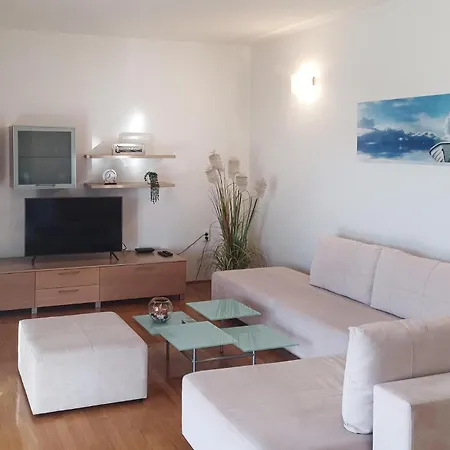 3 Bedroom Gorgeous In Otok Apartament *